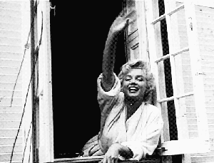 Marilyn waving to the crowd